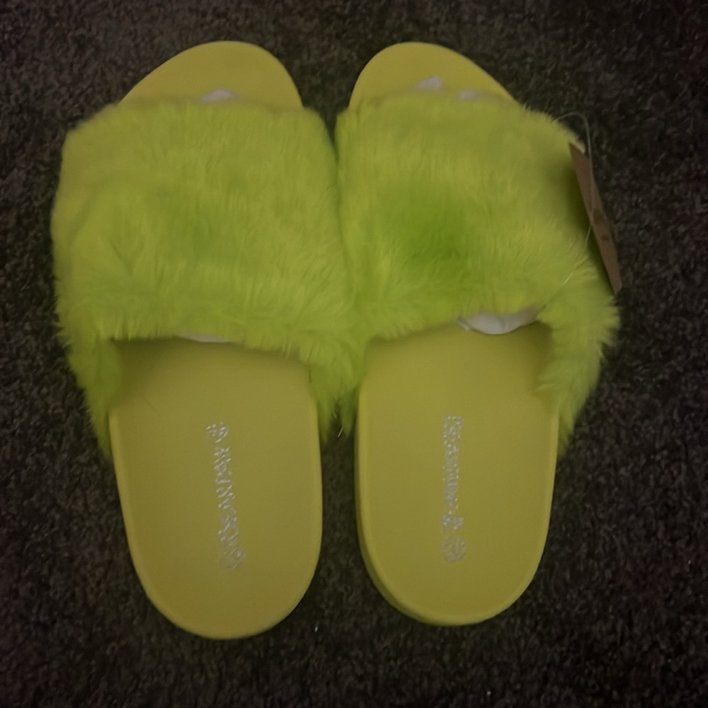 Priced to sell fast!!! 
Bearpaw Women's Lucinda slip on shoes - Size 10 - Picture 2 of 5